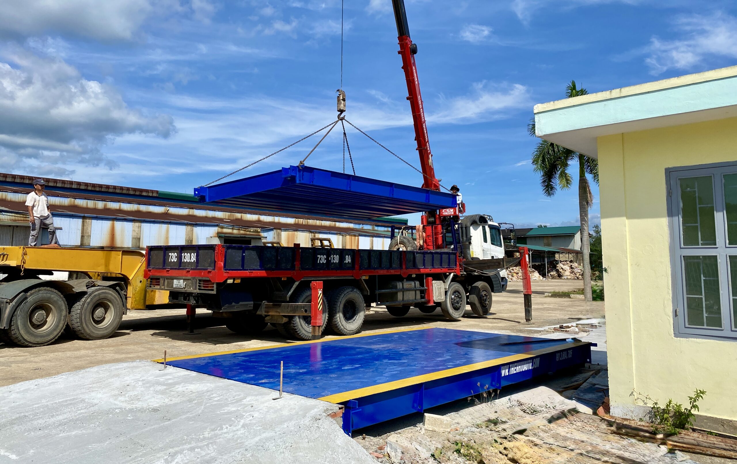 Cẩu hạ lắp đặt cân nổi