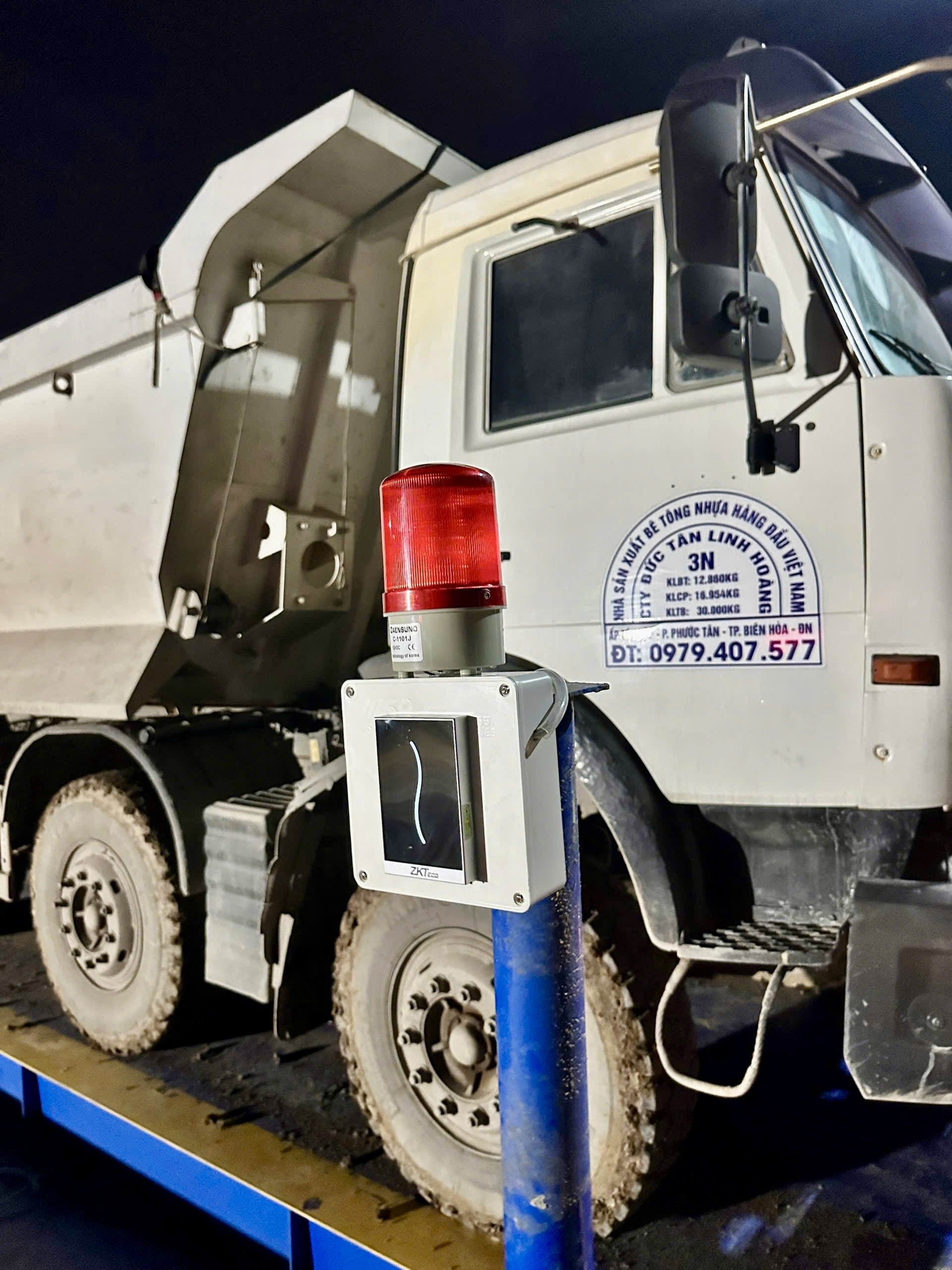 Đèn báo cân thành công và đầu đọc thẻ từ