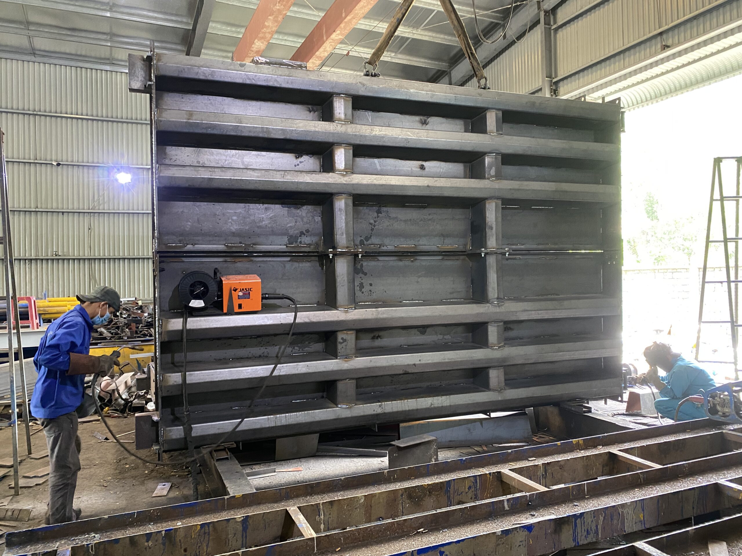 Gia công sàn cân thép tại xưởng cơ khí